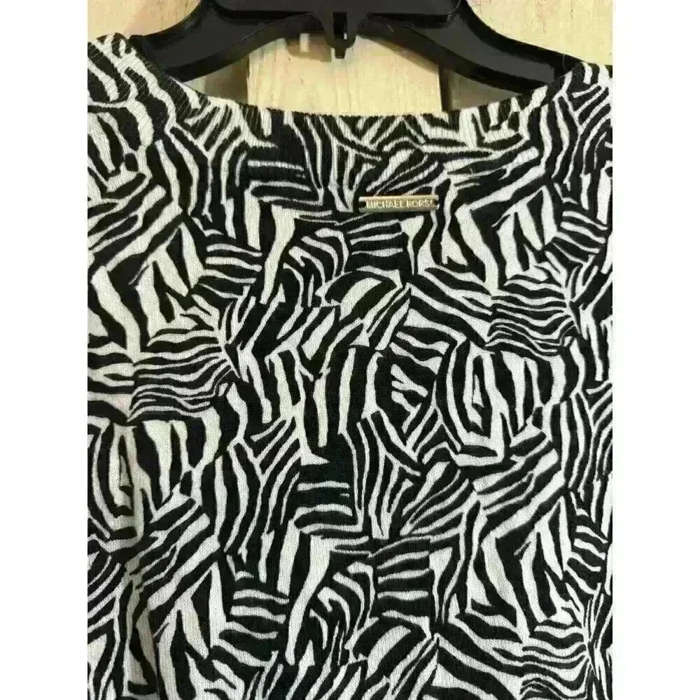 NWT Michael Kors Women's Zebra V-Neck‎ Light Pullover Size M-Black & White